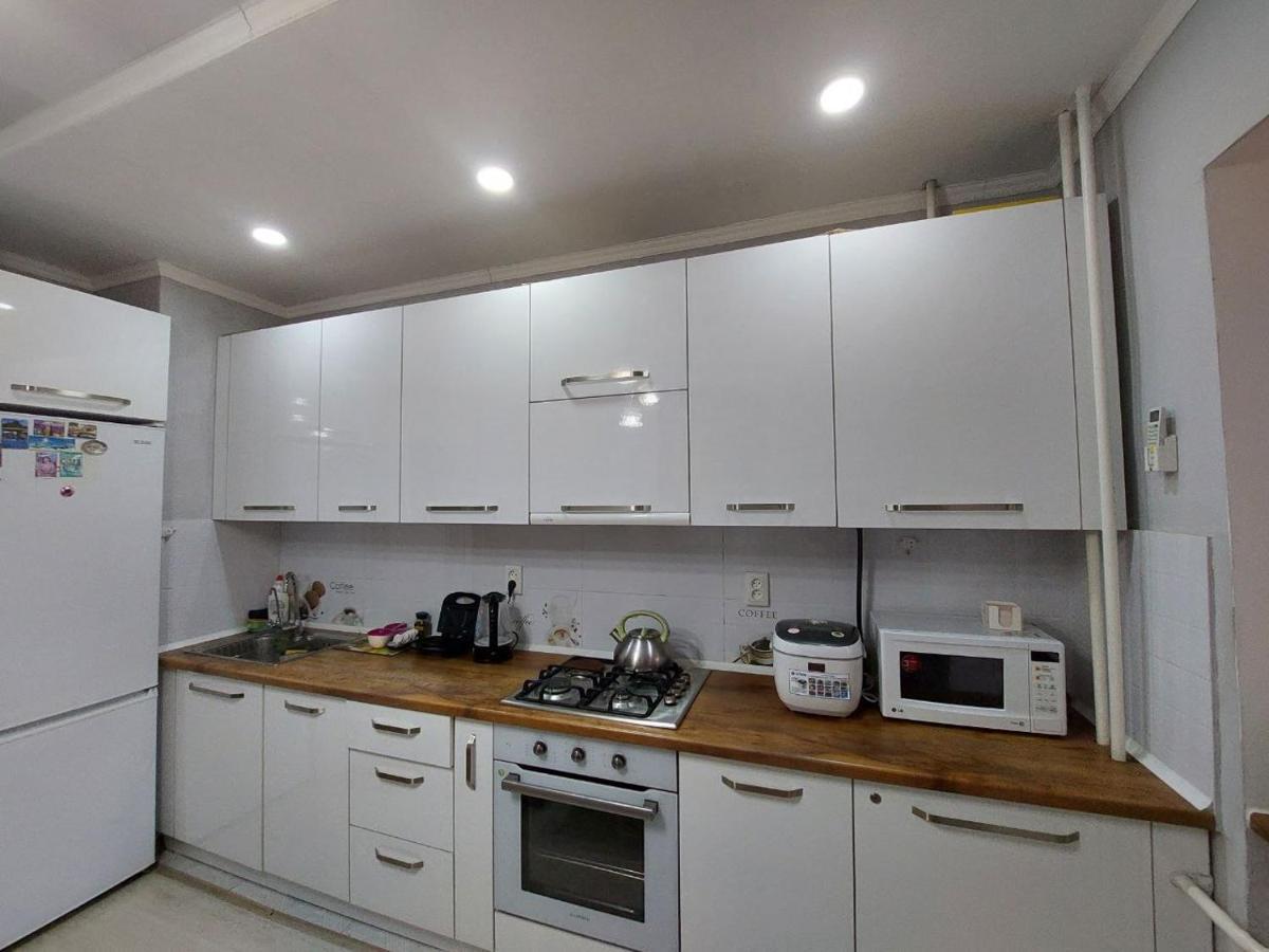 Downtown Homestay Bishkek Esterno foto