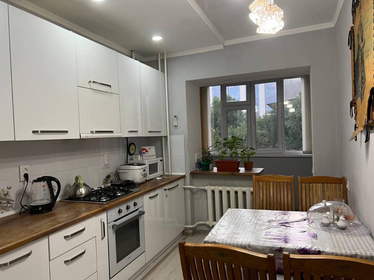Downtown Homestay Bishkek Esterno foto