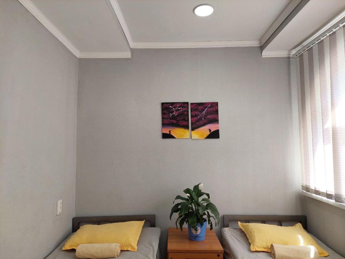 Downtown Homestay Bishkek Esterno foto
