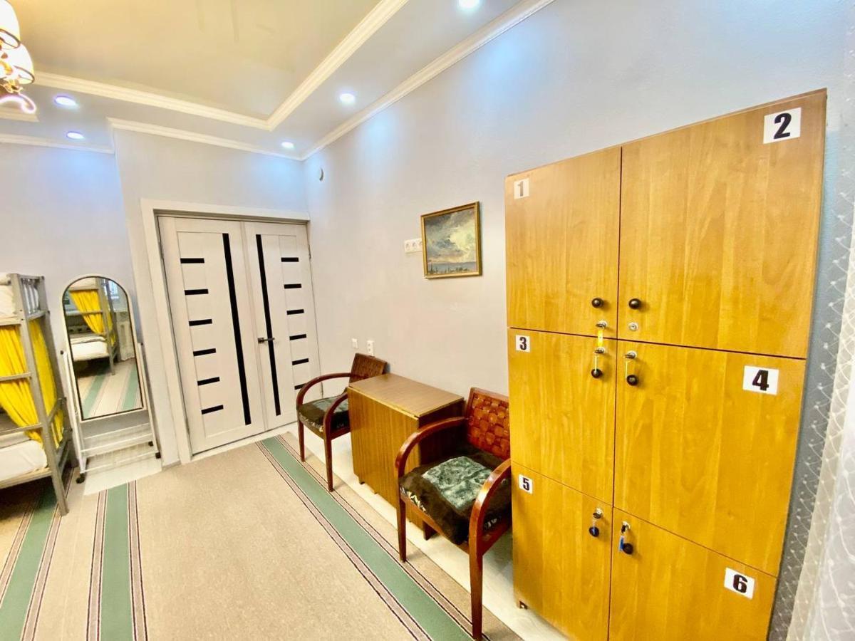 Downtown Homestay Bishkek Esterno foto